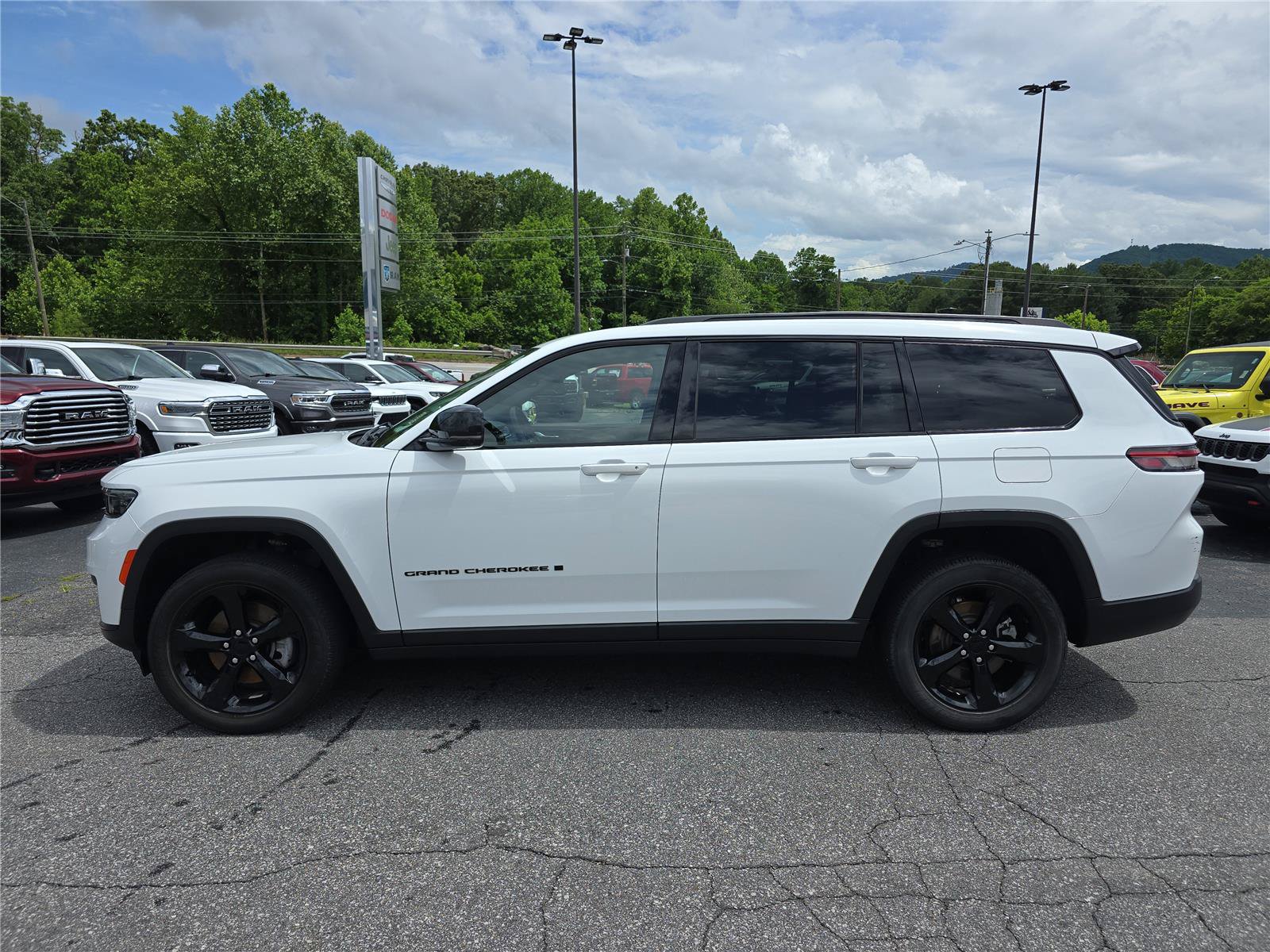 Used 2022 Jeep Grand Cherokee L Laredo AWD/4WD image 6