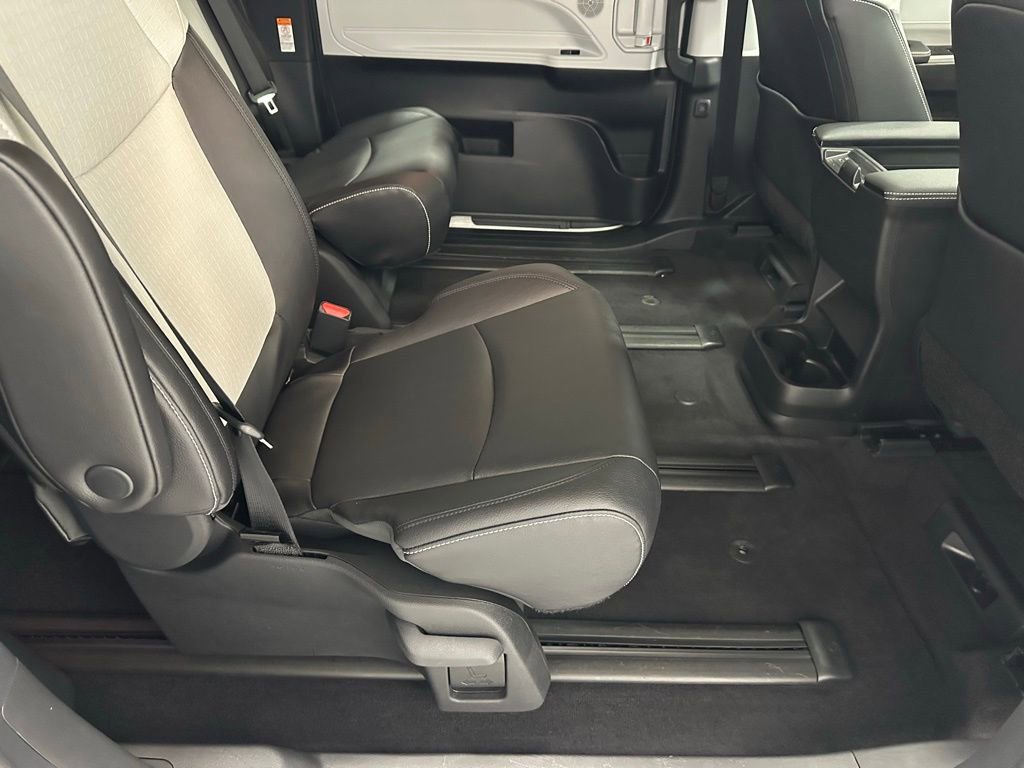 Used 2025 Toyota Sienna XSE image 58