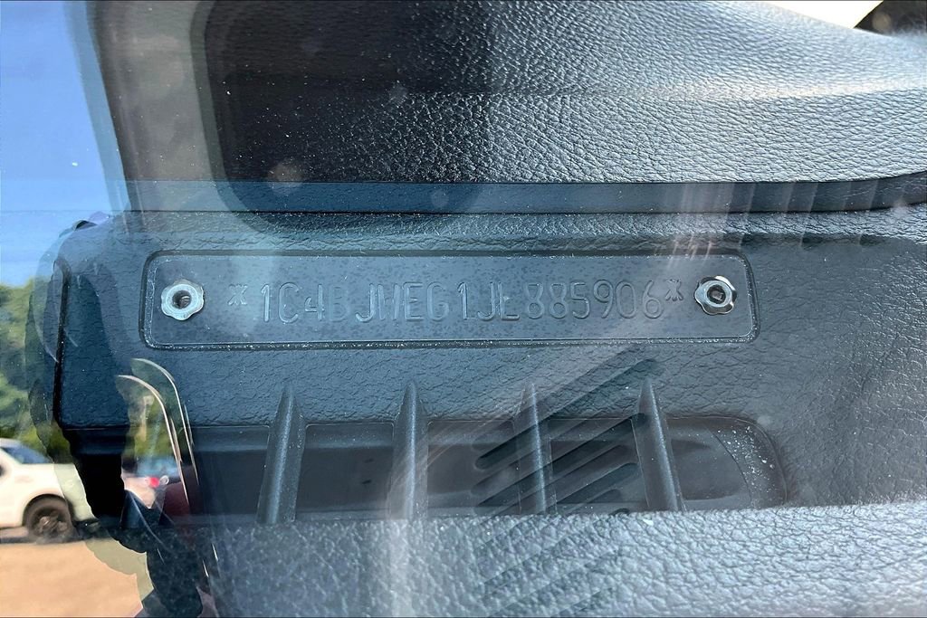 Used 2018 Jeep Wrangler Unlimited Sahara image 17