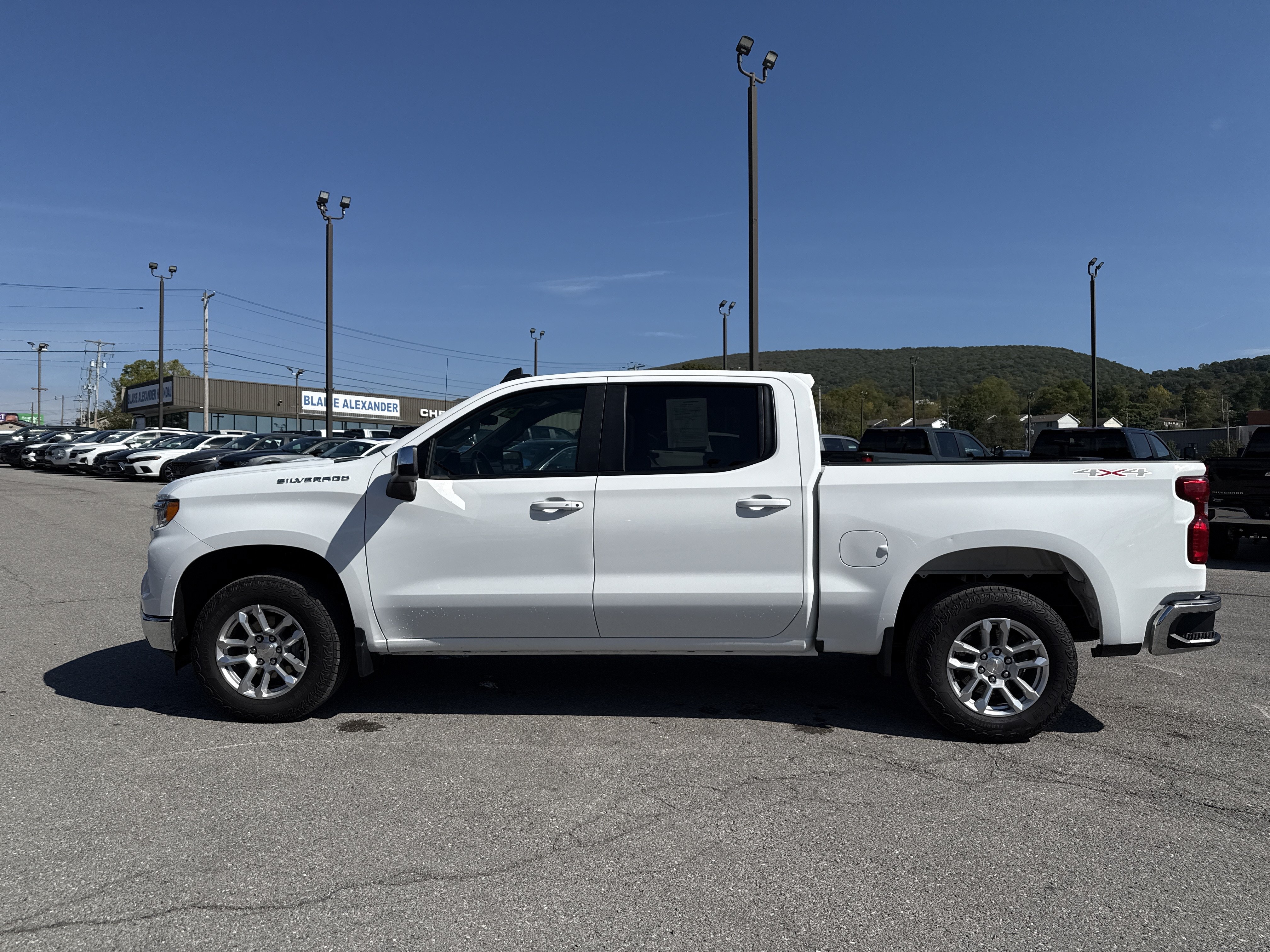 Used 2023 Chevrolet Silverado 1500 LT AWD/4WD image 7