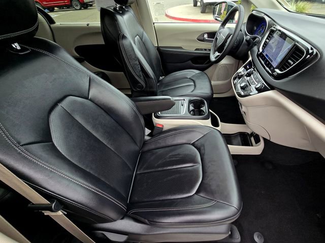 Certified 2024 Chrysler Pacifica Touring-L image 23