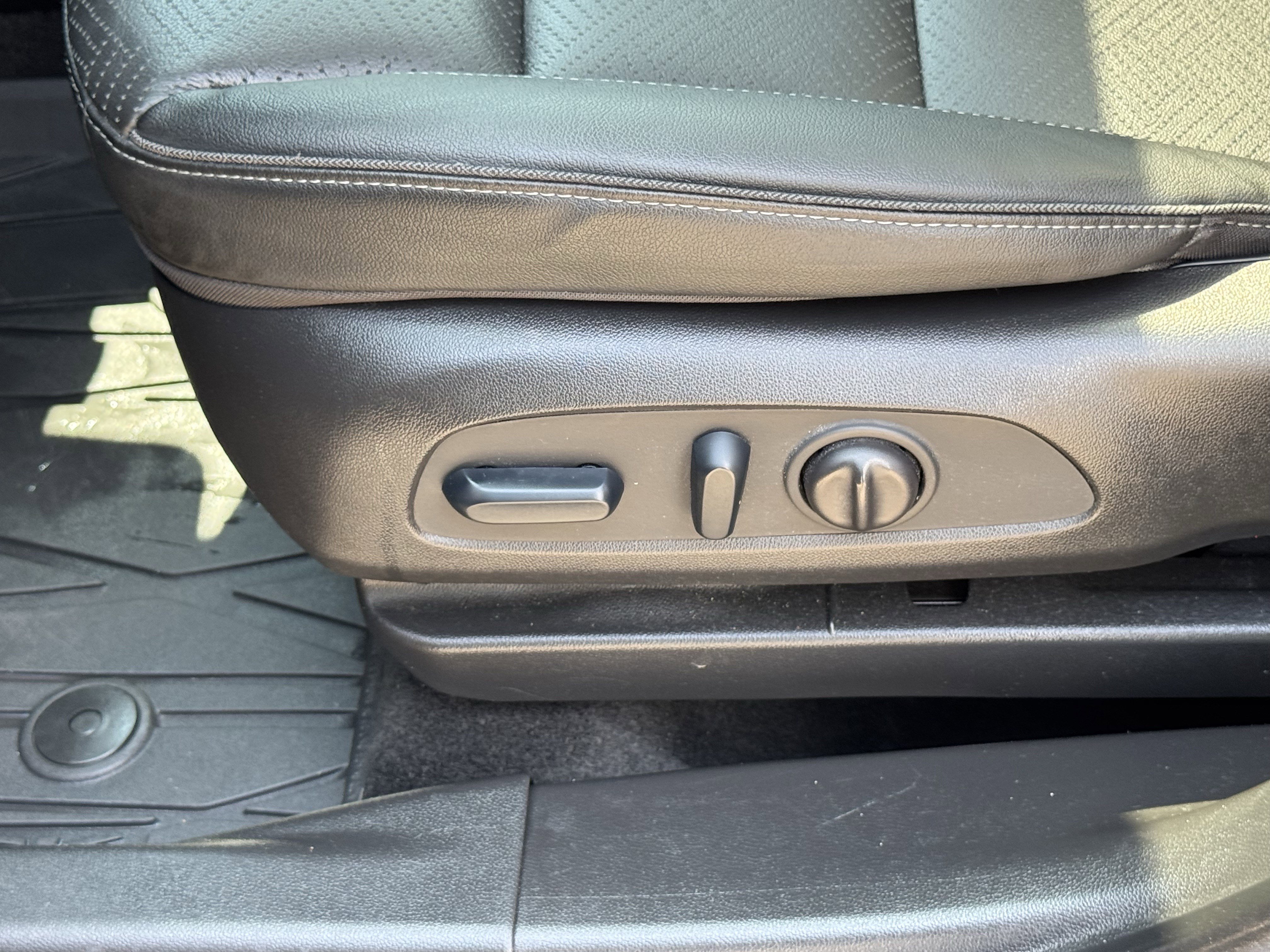 Used 2023 Buick Encore GX Essence w/ Experience Buick Package FWD image 29
