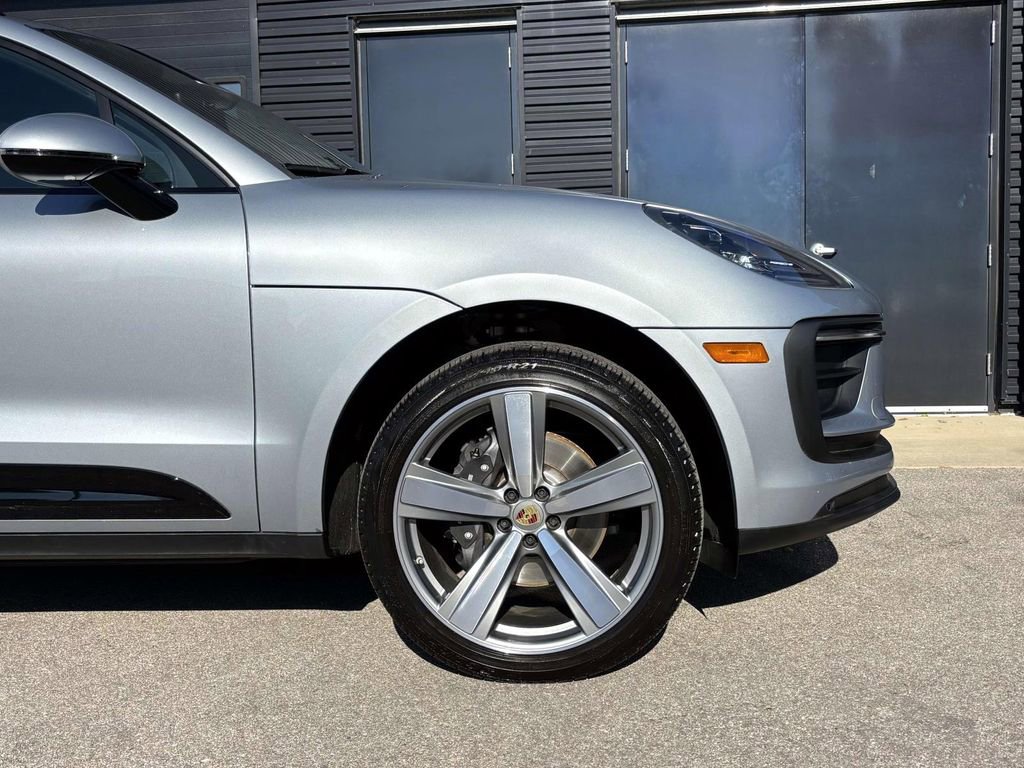 Certified 2025 Porsche Macan image 14