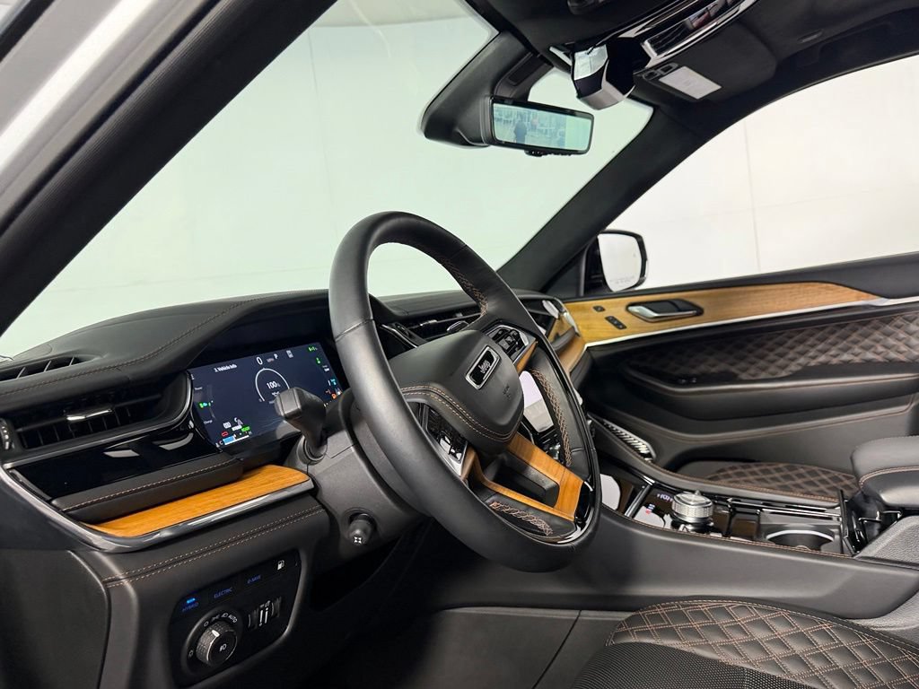 Used 2024 Jeep Grand Cherokee Summit AWD/4WD image 24