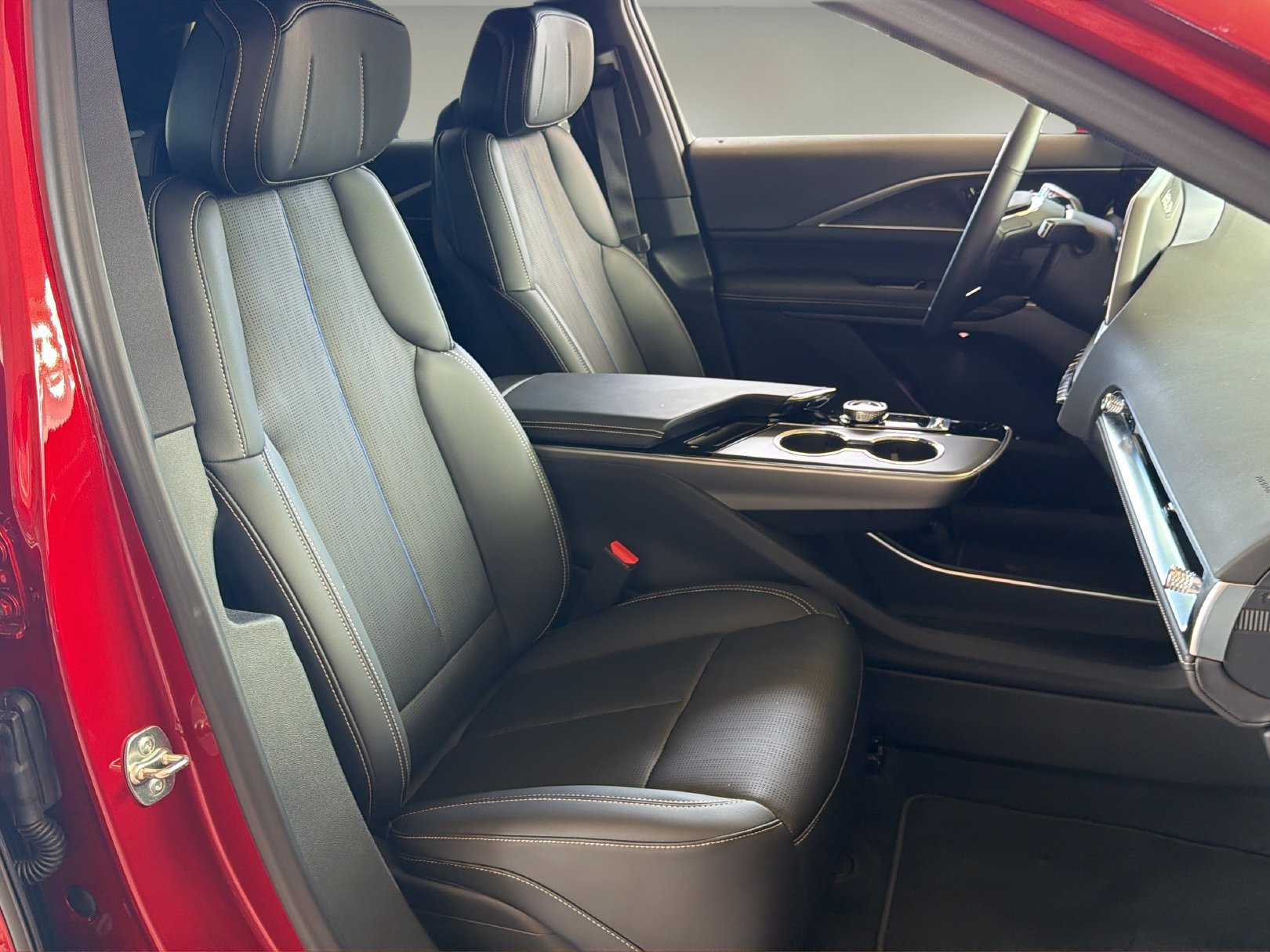 Certified 2025 Cadillac Lyriq Luxury RWD image 18