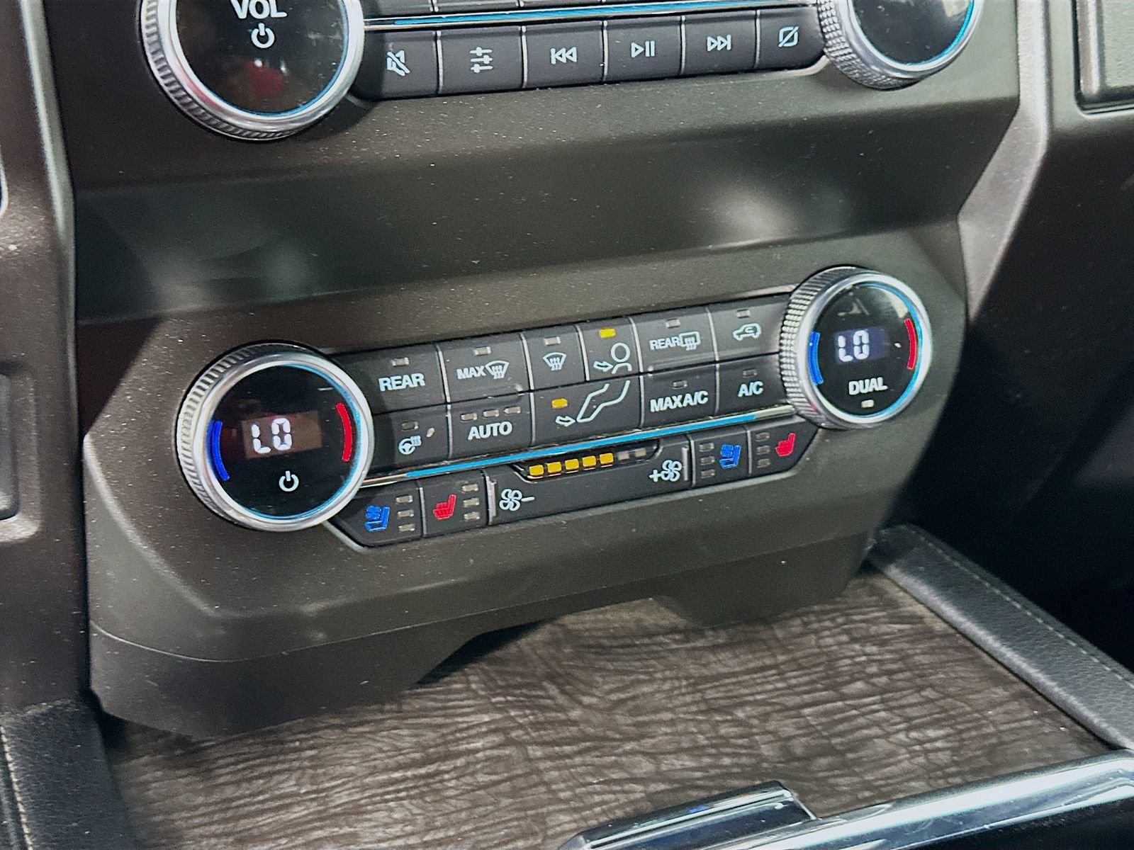 Used 2019 Ford Expedition Limited w/ Equipment Group 302A AWD/4WD image 16