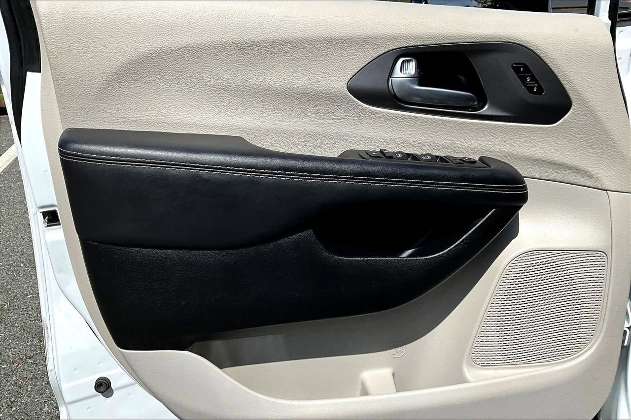 Certified 2024 Chrysler Pacifica Touring-L FWD image 26