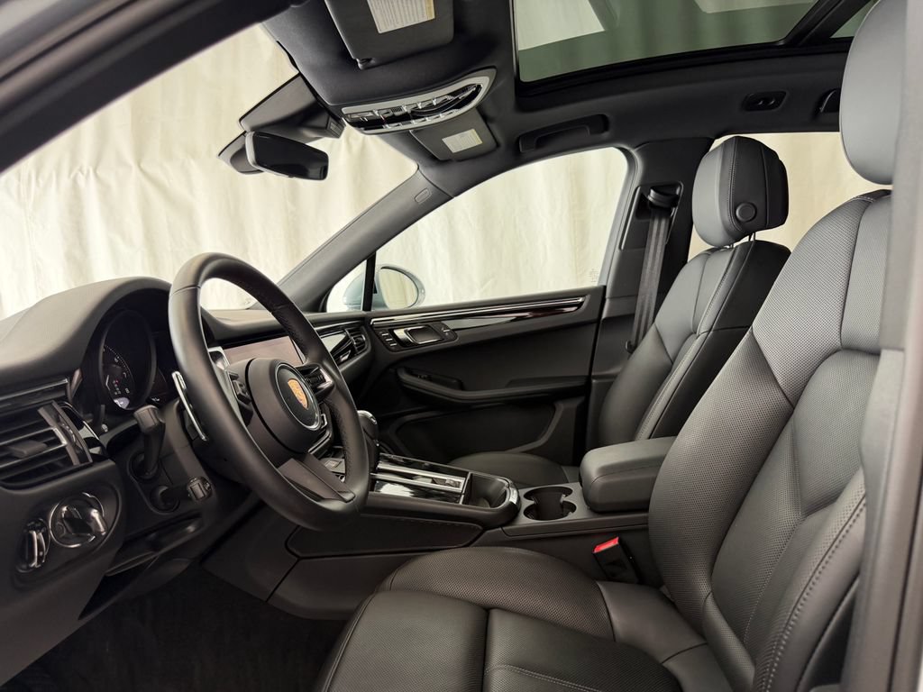 Certified 2026 Porsche Macan AWD/4WD image 5