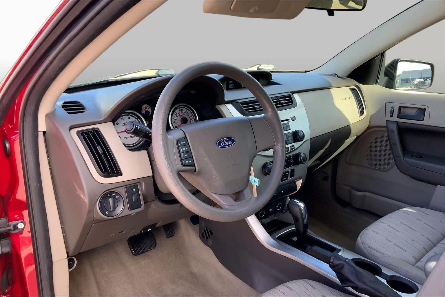 Used 2010 Ford Focus SE FWD image 16