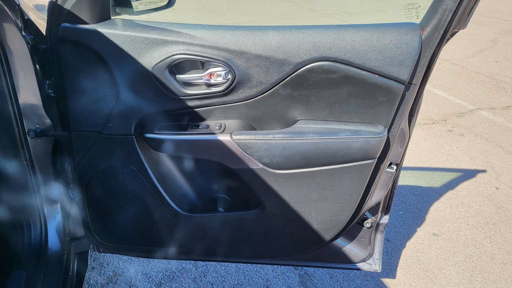 Used 2019 Jeep Cherokee Limited FWD image 19