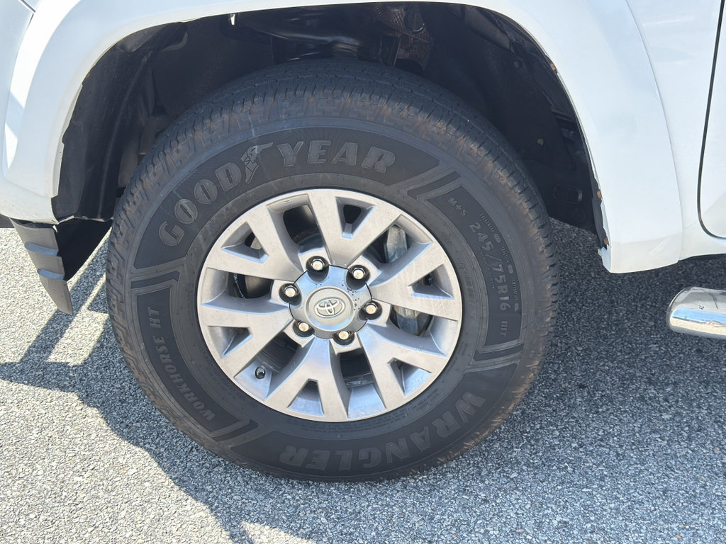 Used 2017 Toyota Tacoma SR5 w/ Tow Package RWD image 11