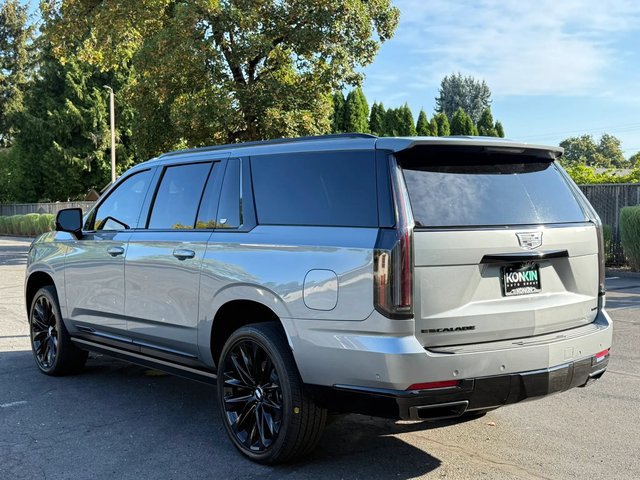 Used 2026 Cadillac Escalade ESV Platinum Sport w/ LPO, ONYX Package AWD/4WD image 4