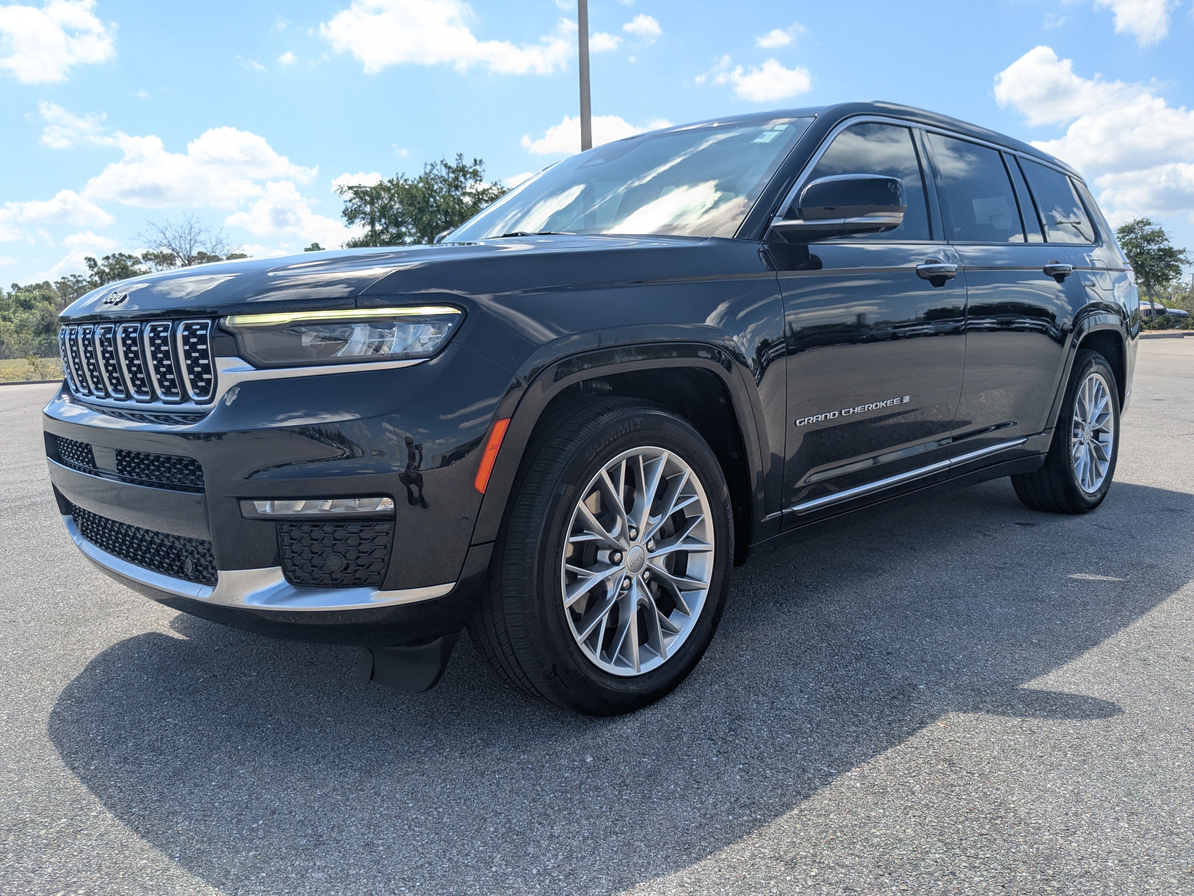 Used 2023 Jeep Grand Cherokee L Summit w/ Luxury Tech Group V AWD/4WD image 9