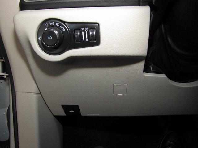 Used 2023 Chrysler Pacifica Touring-L image 8