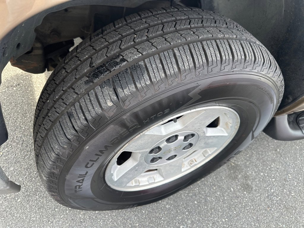 Used 2004 Chevrolet Suburban LT w/ Preferred Equipment Group image 9