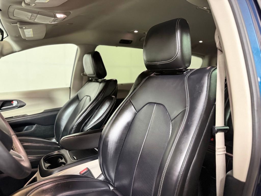 Used 2023 Chrysler Pacifica Touring-L image 16