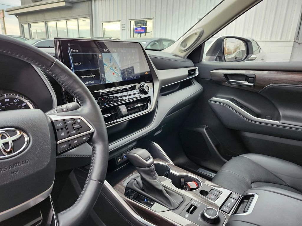 Used 2022 Toyota Highlander Limited AWD/4WD image 9