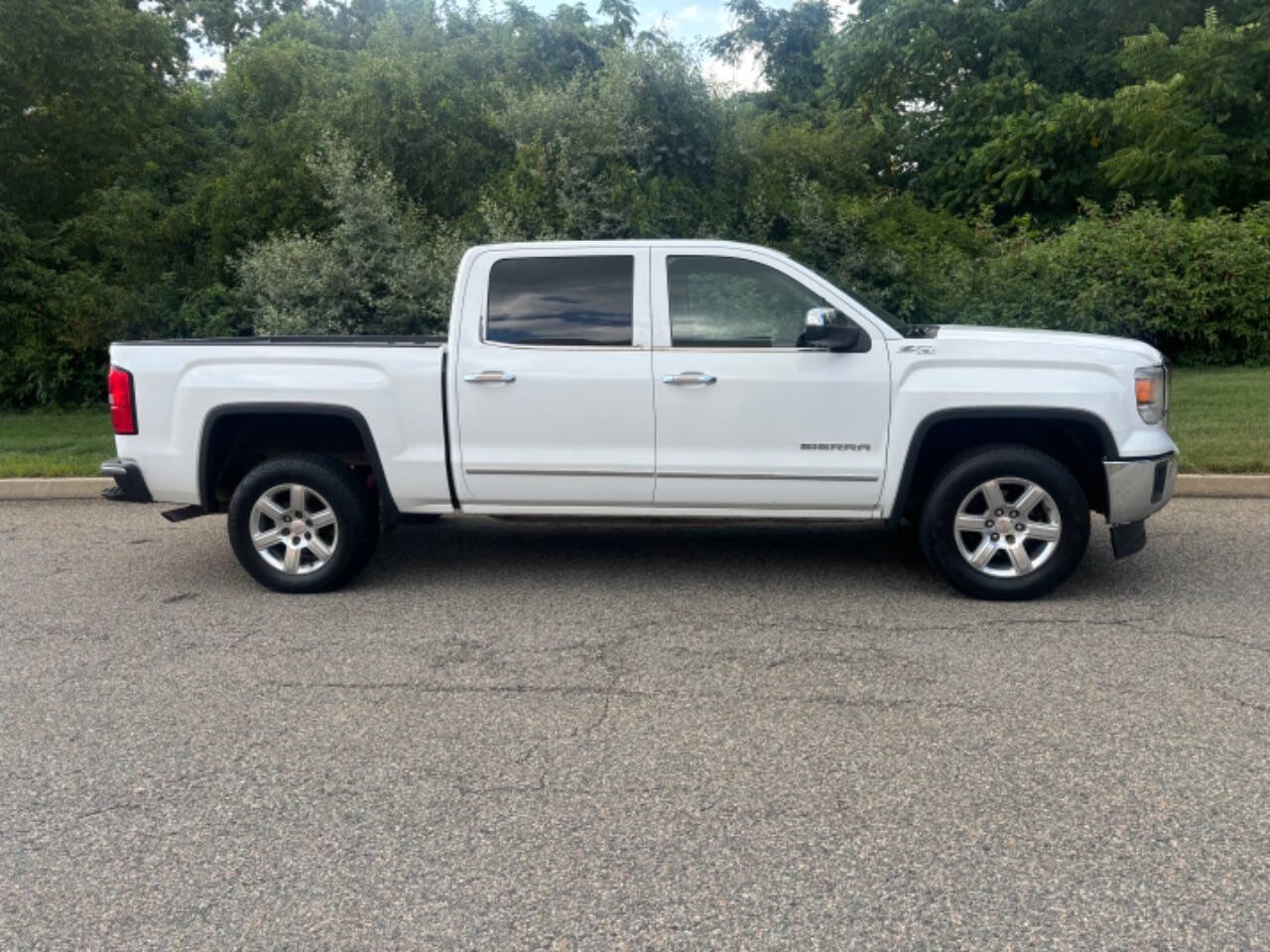 Used 2014 GMC Sierra 1500 SLT w/ Suspension Package, Off-Road image 3