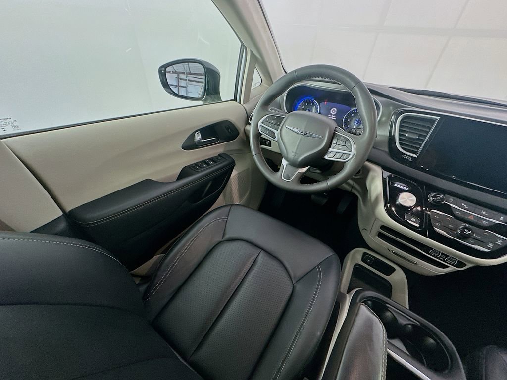 Used 2024 Chrysler Pacifica Touring-L FWD image 9