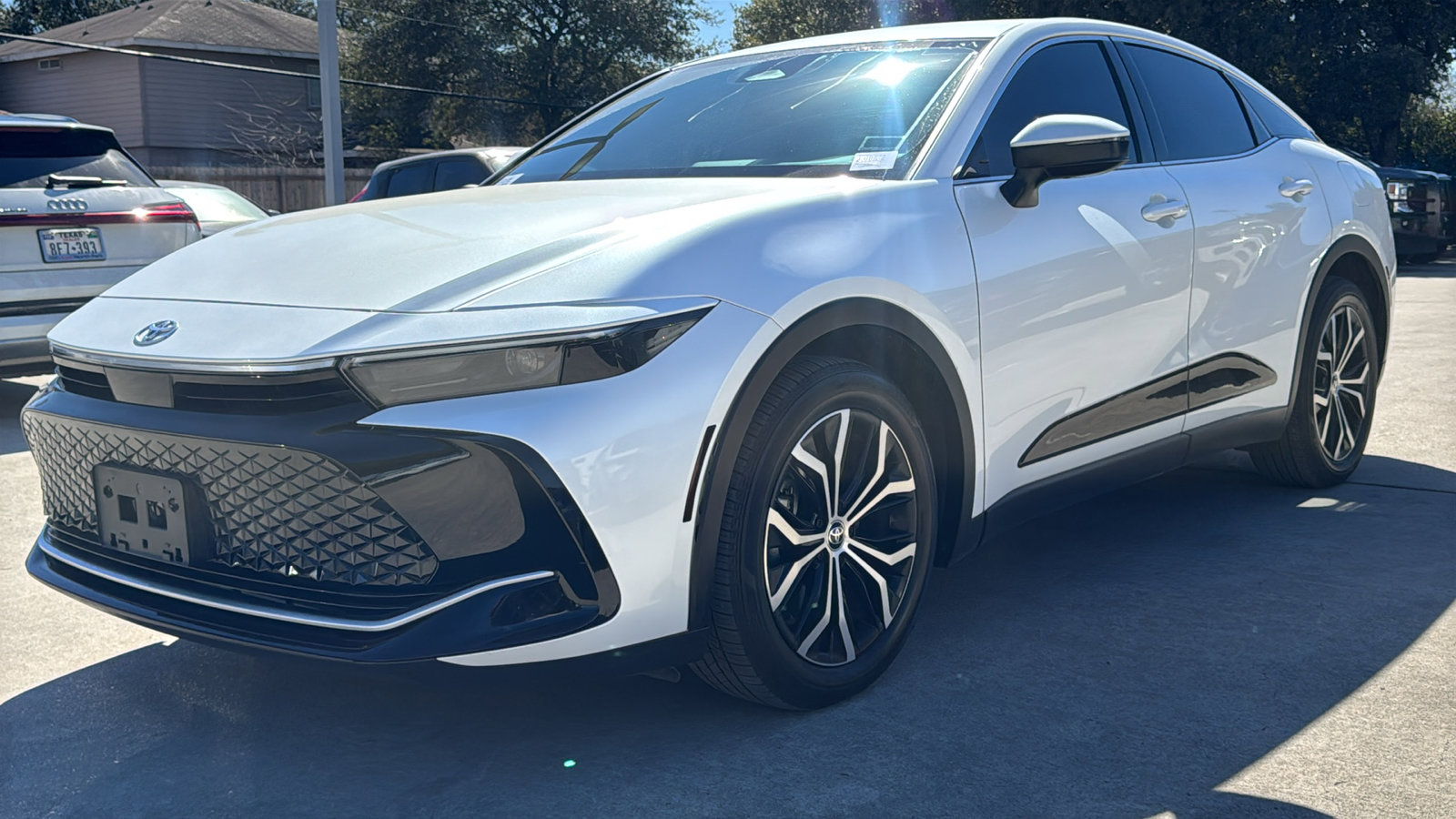 Used 2023 Toyota Crown Limited image 3