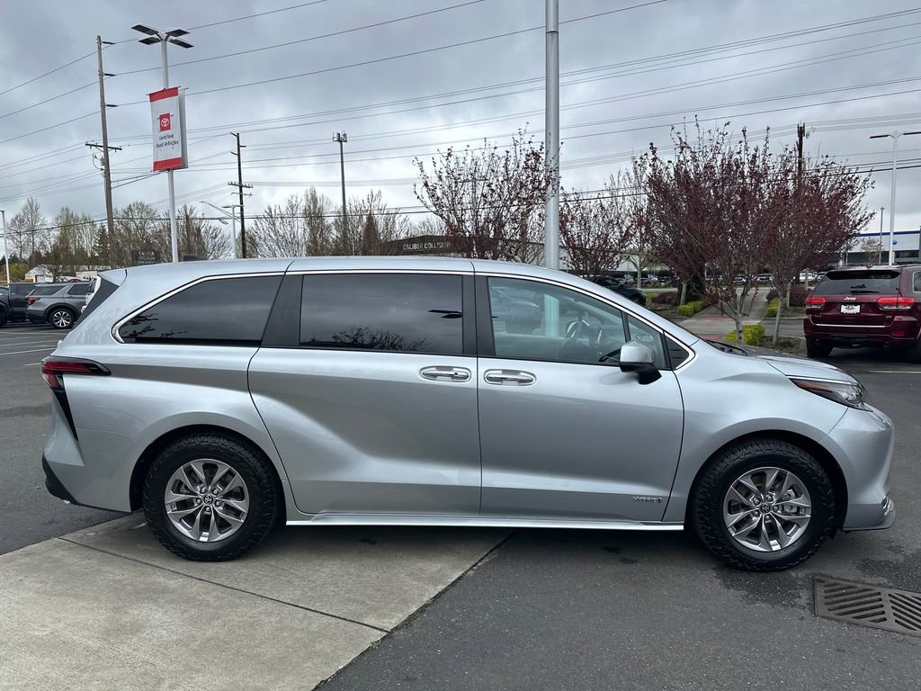 Certified 2021 Toyota Sienna XLE image 6