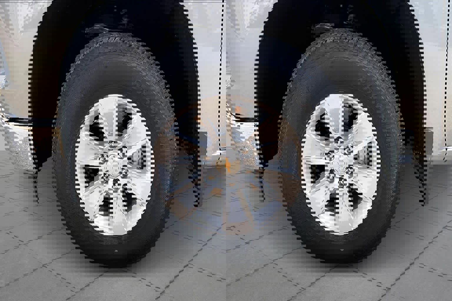 Used 2025 Chevrolet Silverado 1500 LT image 10