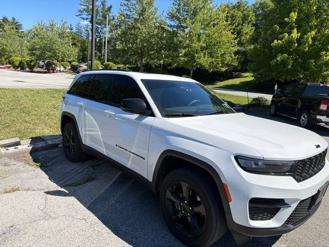 Used 2023 Jeep Grand Cherokee Altitude AWD/4WD image 11