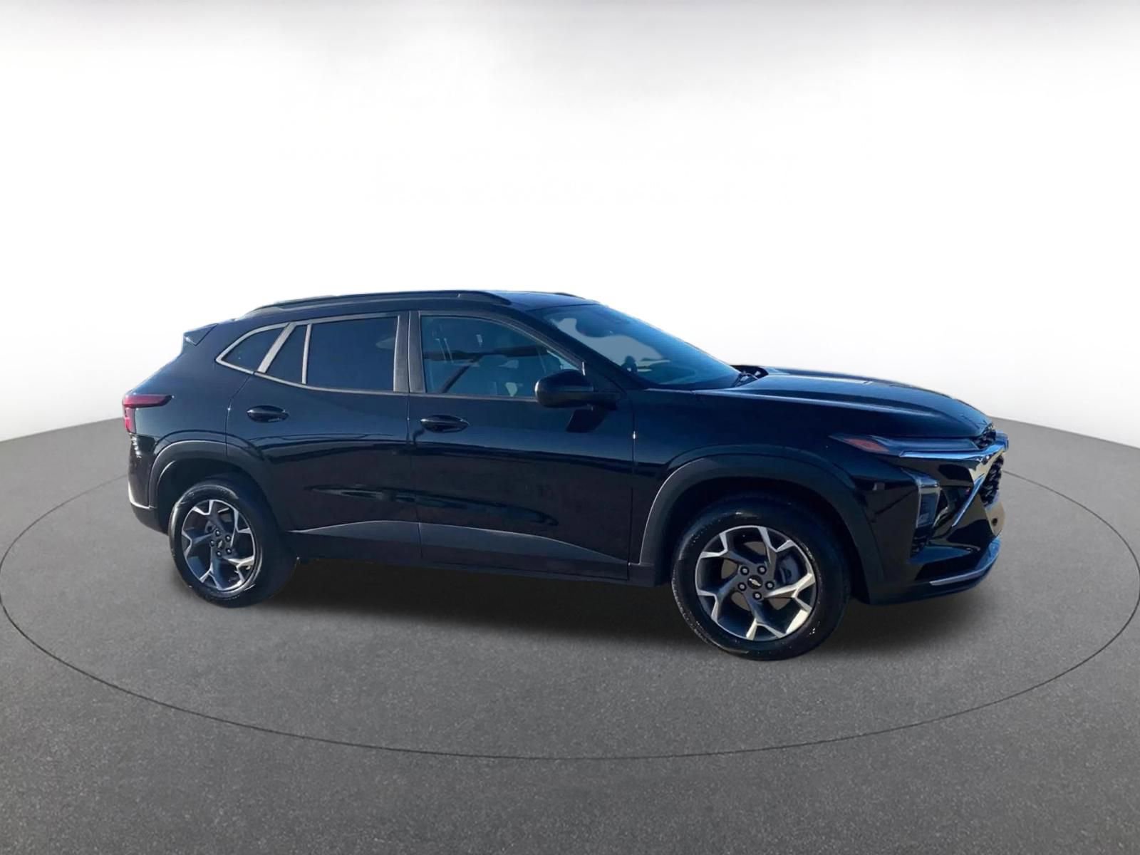 Used 2025 Chevrolet Trax LT FWD image 2