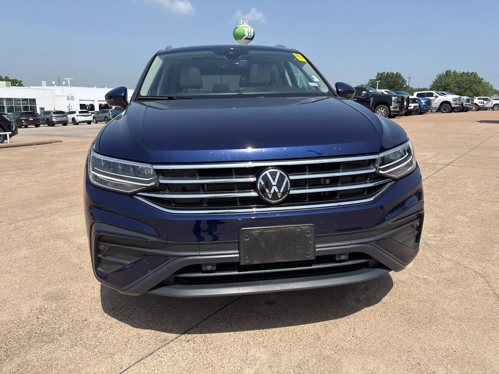 Used 2024 Volkswagen Tiguan SE FWD image 2