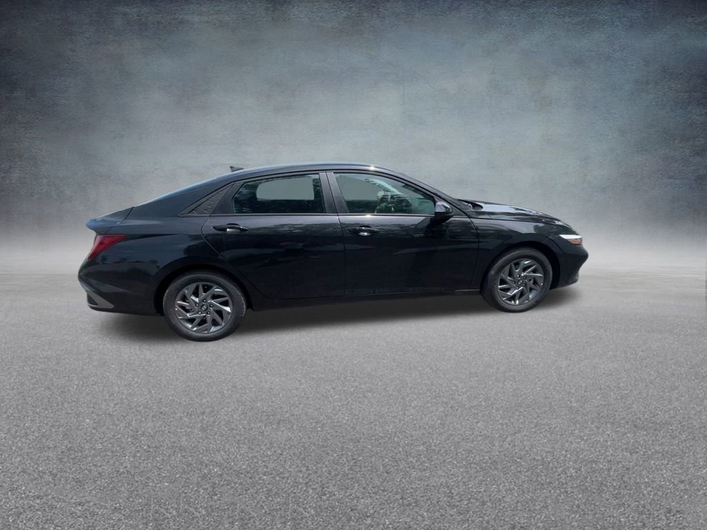 Used 2025 Hyundai Elantra Blue image 24