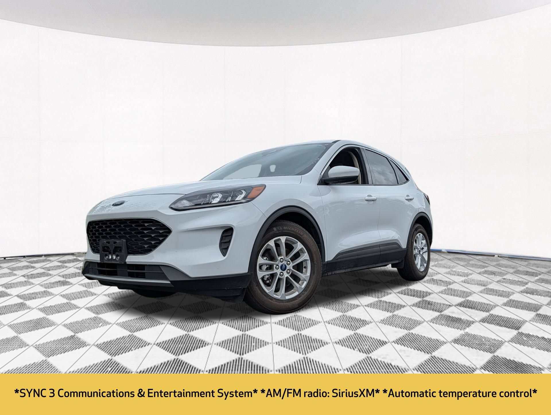 Used 2020 Ford Escape SE FWD image 2