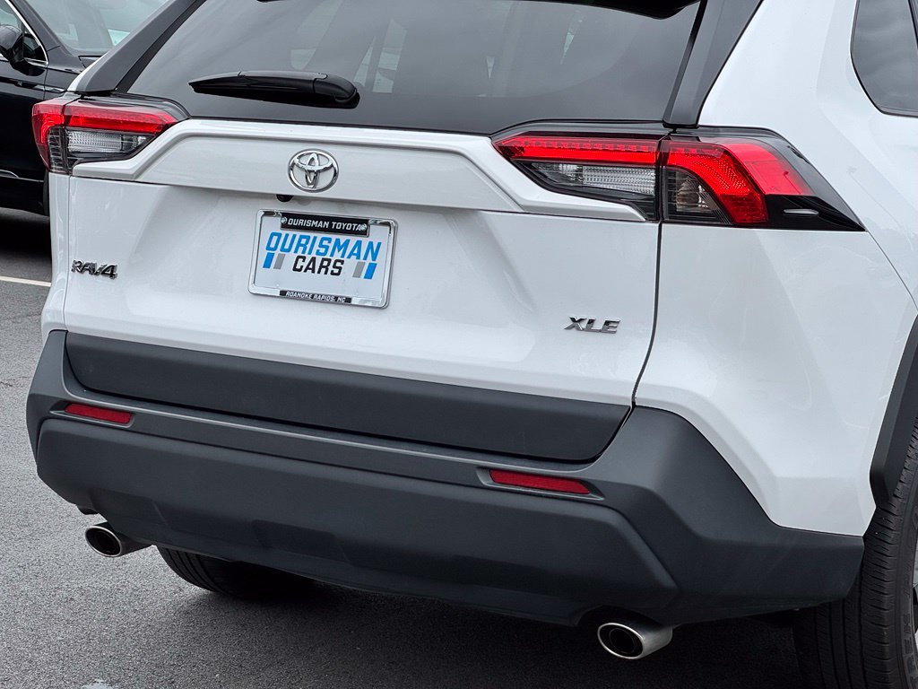 Used 2025 Toyota RAV4 XLE FWD image 33
