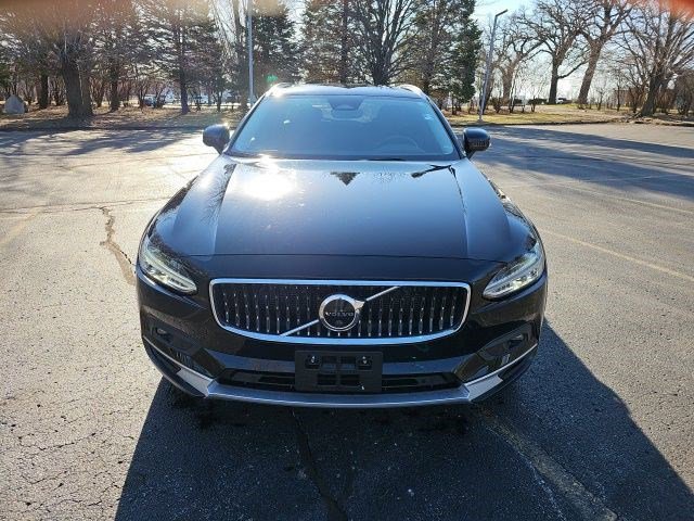 Used 2023 Volvo V90 B6 Cross Country Plus image 9