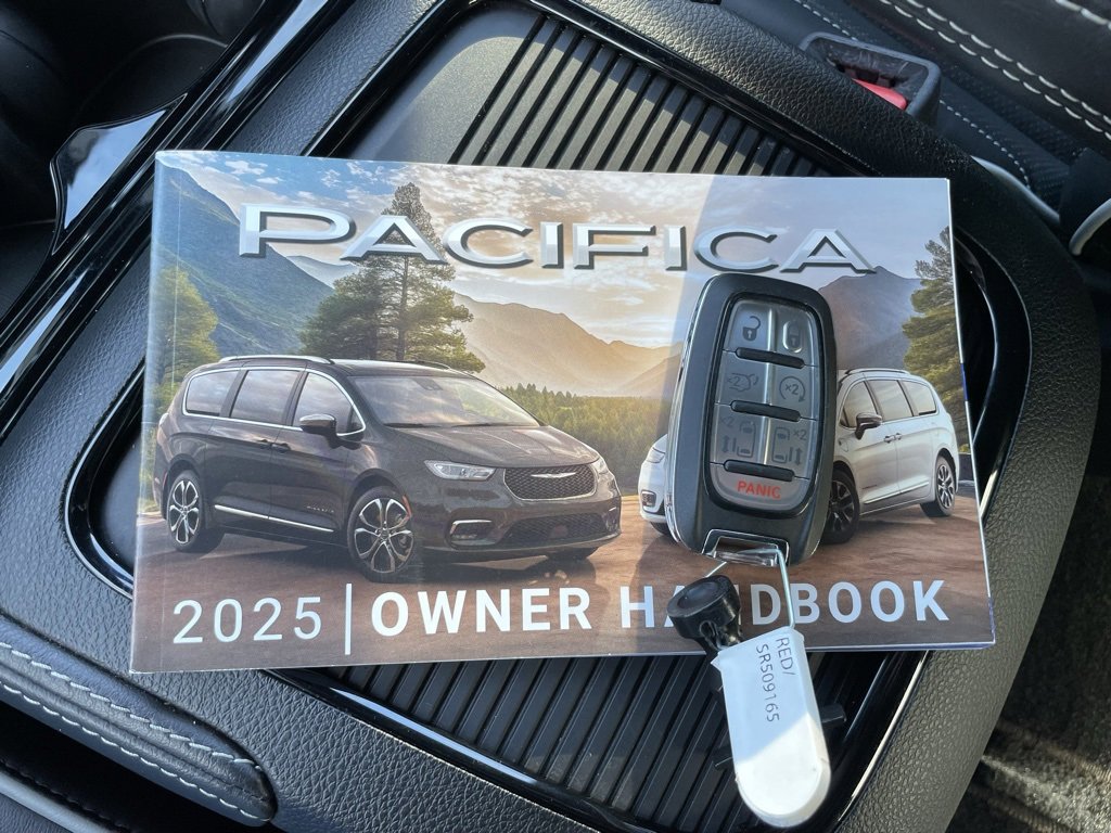 Used 2025 Chrysler Pacifica Limited image 48