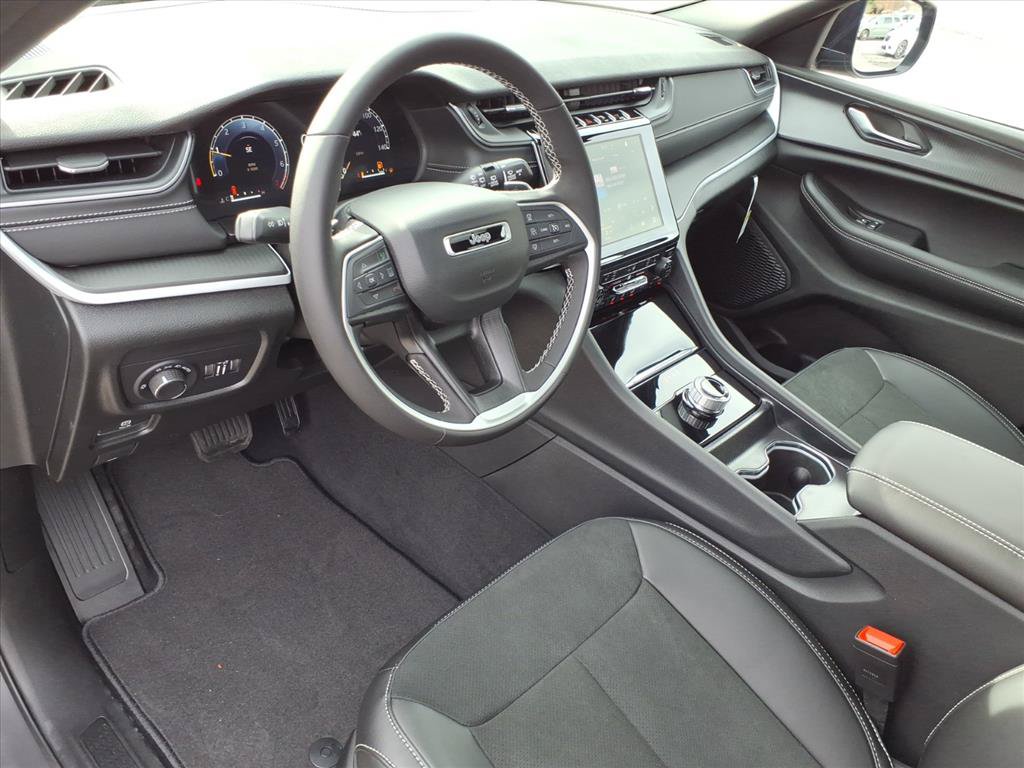 Used 2025 Jeep Grand Cherokee Altitude AWD/4WD image 3