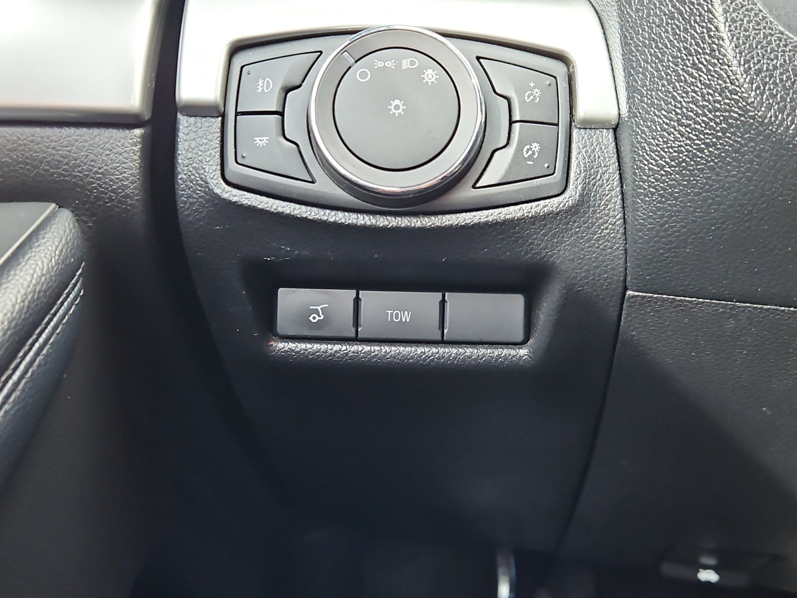 Used 2017 Ford Explorer XLT w/ Equipment Group 202A FWD image 18