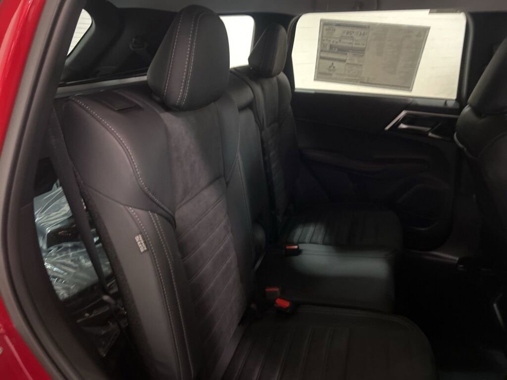 New 2025 Mitsubishi Outlander SE image 12