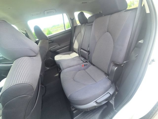 Used 2021 Toyota Highlander L FWD image 17