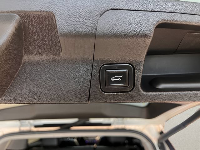 Used 2023 GMC Acadia SLT AWD/4WD image 11