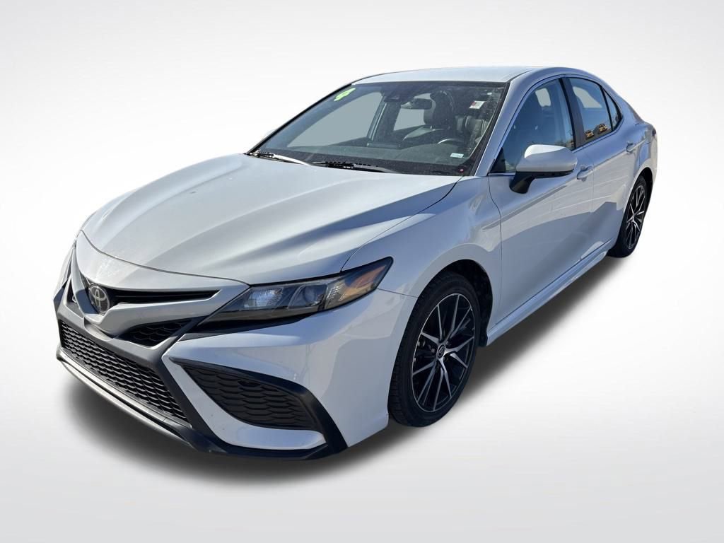Used 2024 Toyota Camry SE image 3