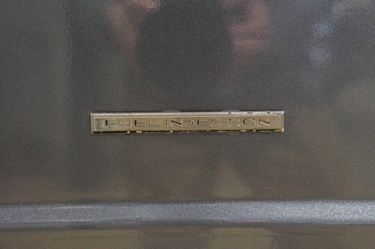 Used 1987 Chevrolet Suburban 4WD image 24