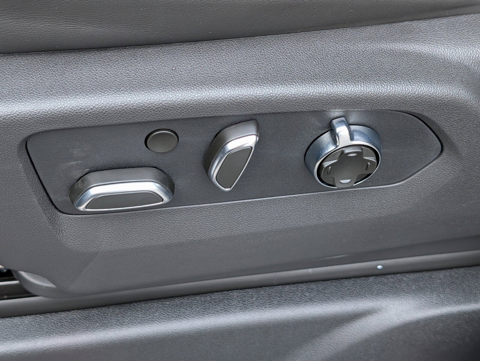 New 2026 GMC Yukon XL Denali Ultimate w/ LPO, Floor Liner Package AWD/4WD image 31