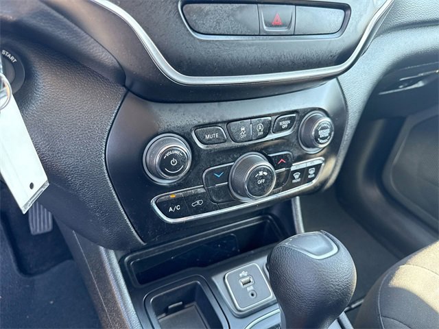 Used 2019 Jeep Cherokee Latitude w/ Popular Appearance Group image 21