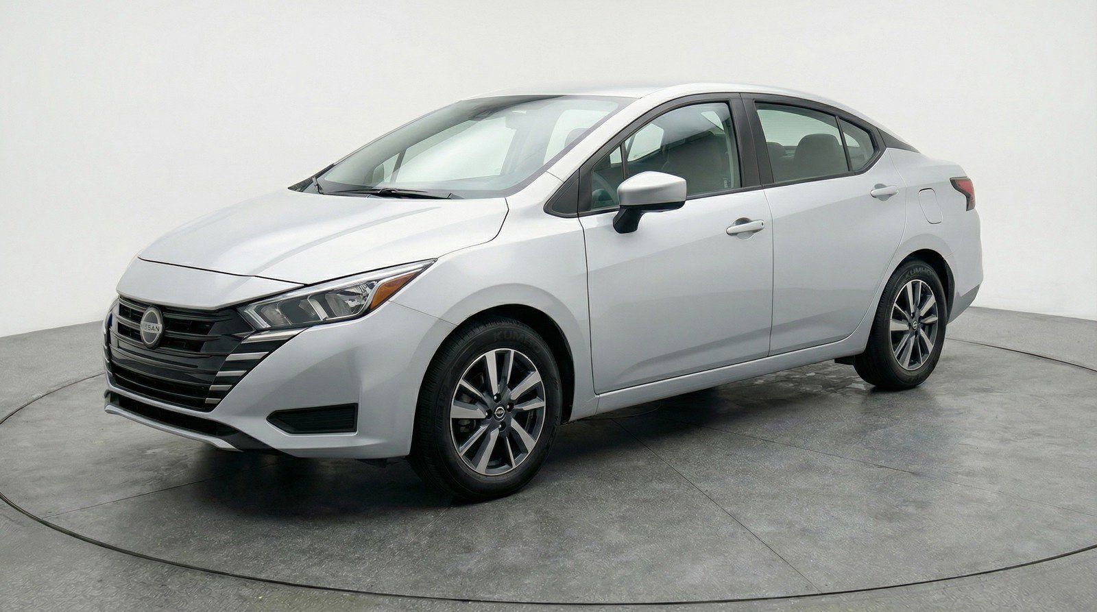 Used 2025 Nissan Versa SV image 3