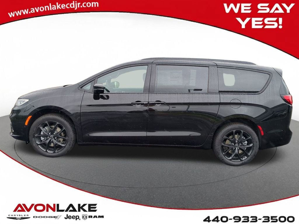New 2026 Chrysler Pacifica Limited w/ S Appearance Package image 3