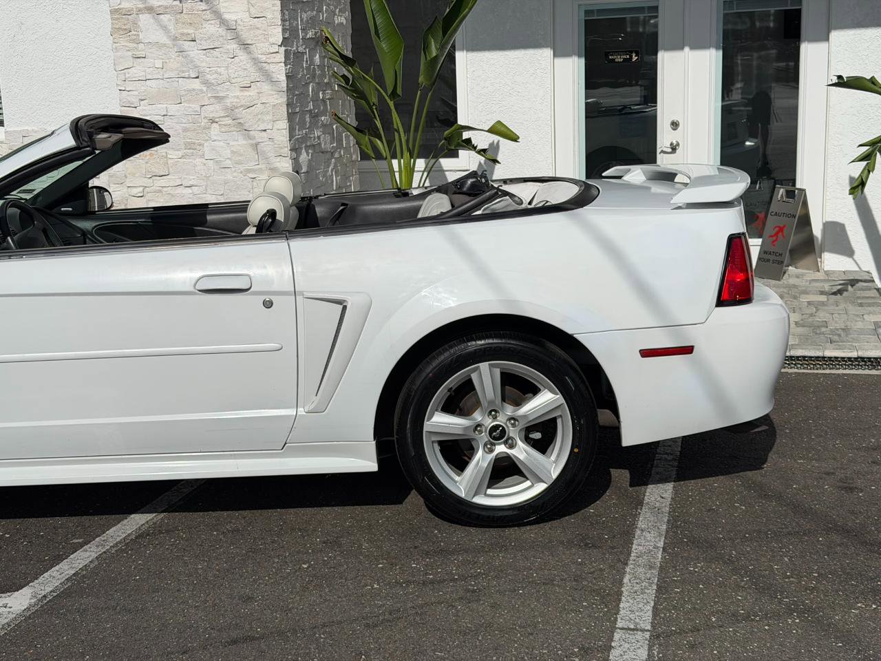 Used 2004 Ford Mustang Convertible RWD image 9