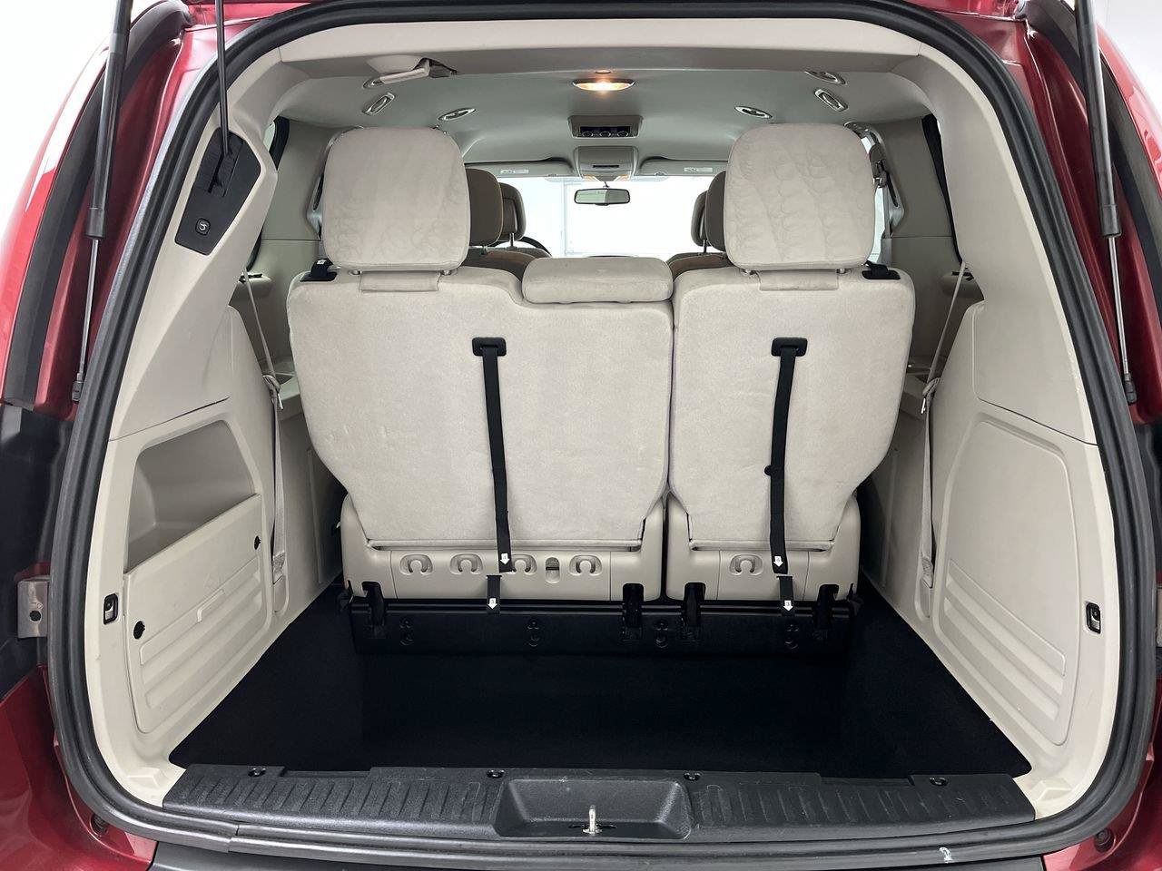 Used 2016 Dodge Grand Caravan SXT w/ UConnect Hands-Free Group FWD image 23