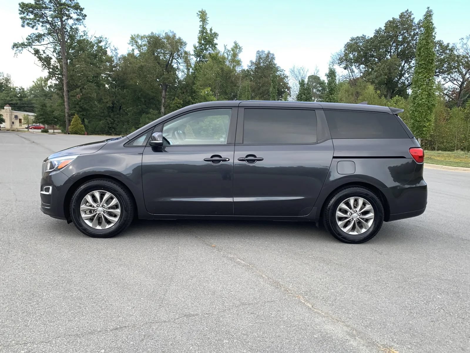 Used 2021 Kia Sedona LX FWD image 4