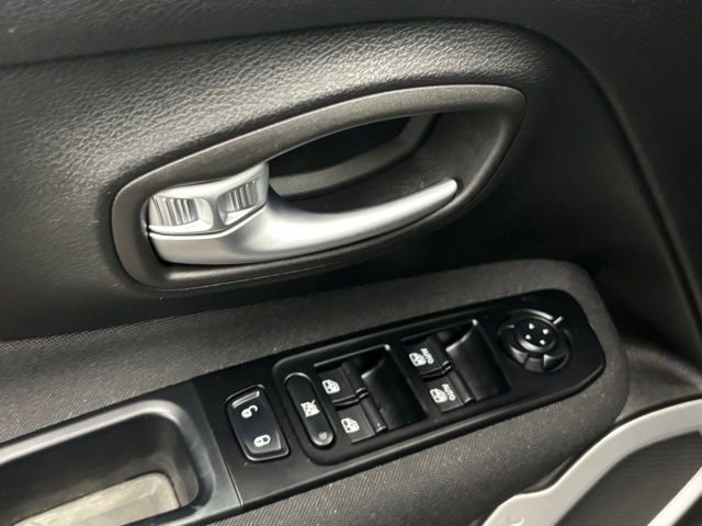 Used 2020 Jeep Renegade Latitude w/ Popular Equipment Group FWD image 14