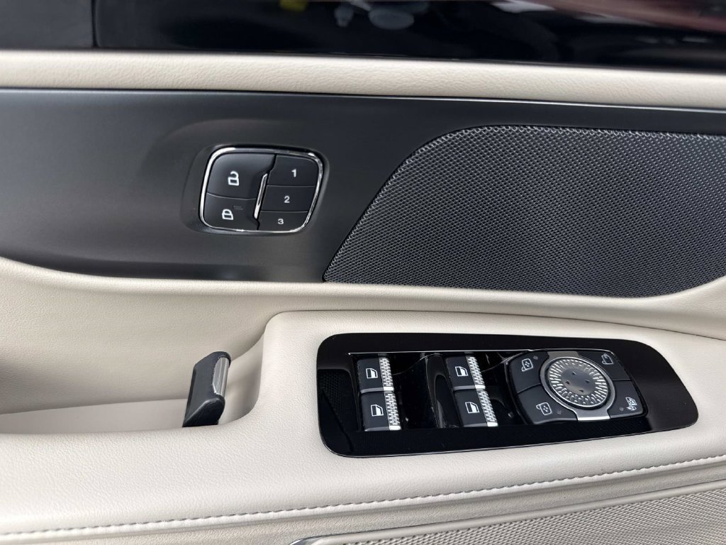 Used 2024 Lincoln Nautilus Premier AWD/4WD image 19
